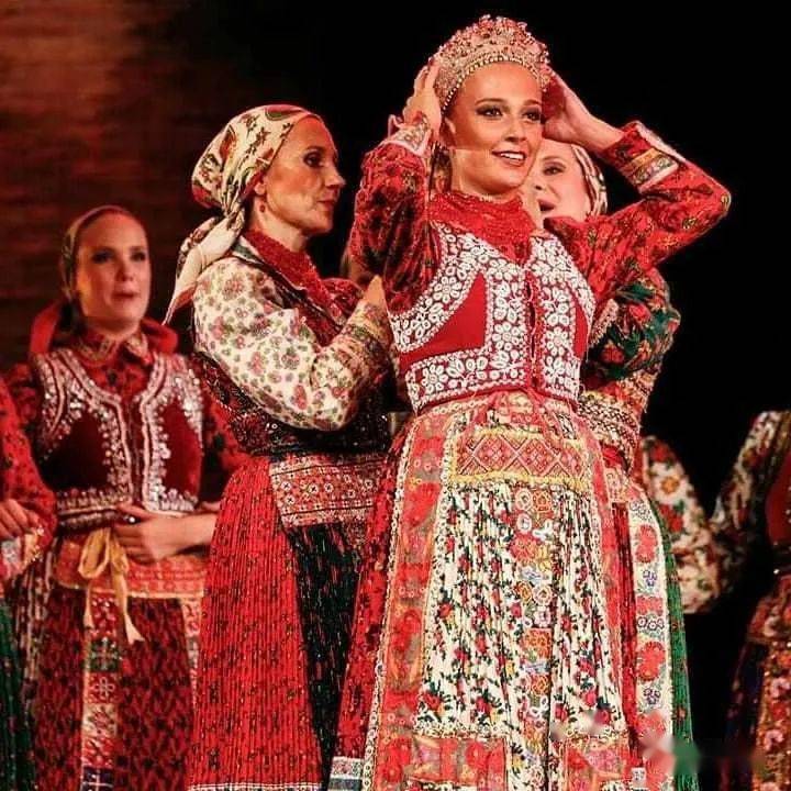 身着传统服饰的匈牙利民间舞者