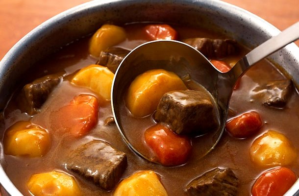 一碗热气腾腾的传统匈牙利炖牛肉 (Goulash)