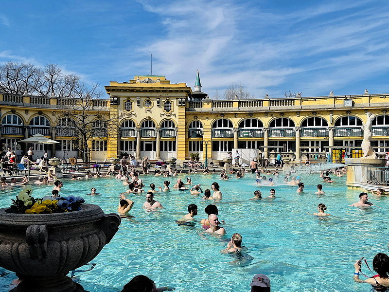 人们在布达佩斯塞切尼温泉浴场的室外池中放松